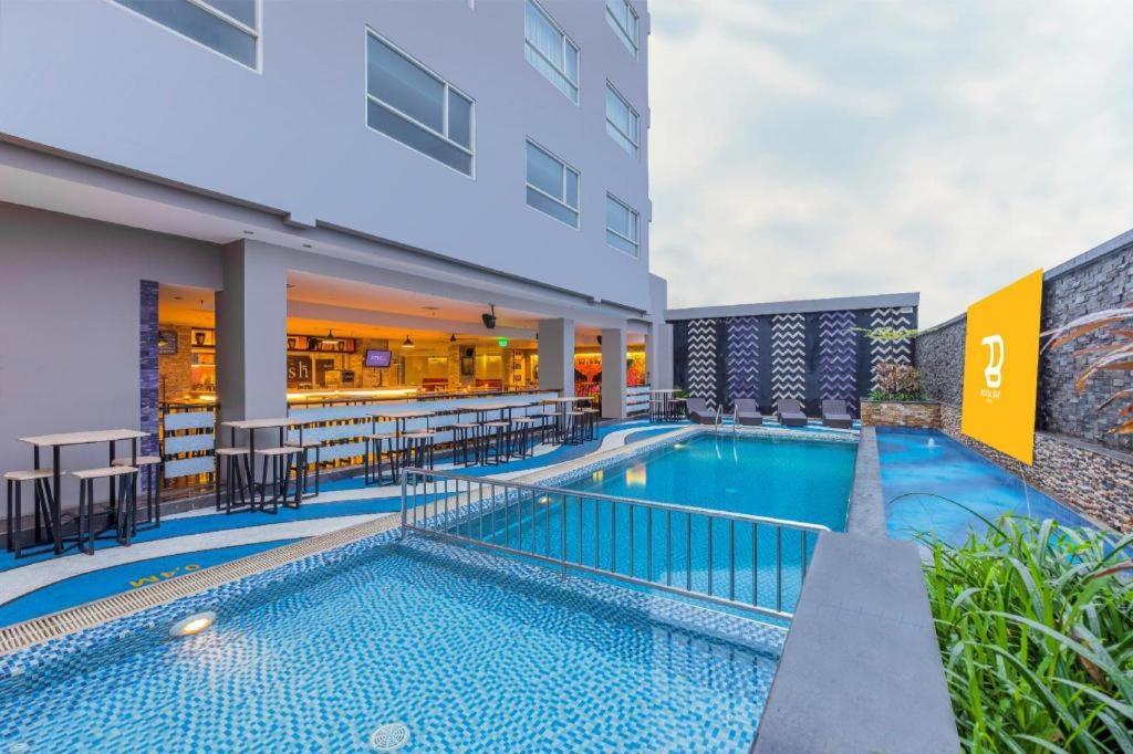 Royal Bay Hotel Makassar Extérieur photo